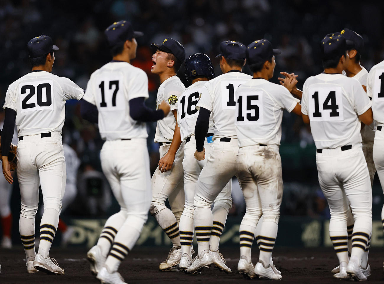 大社対創成館　創成館に勝利し、雄たけびを上げる大社・馬庭（左から3人目）（撮影・藤尾明華）