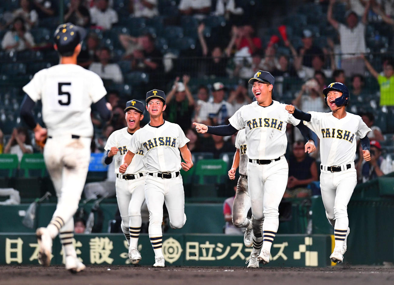 大社対創成館　タイブレークで創成館を破り、歓喜しながらベンチを飛び出す大社ナイン（撮影・岩下翔太）