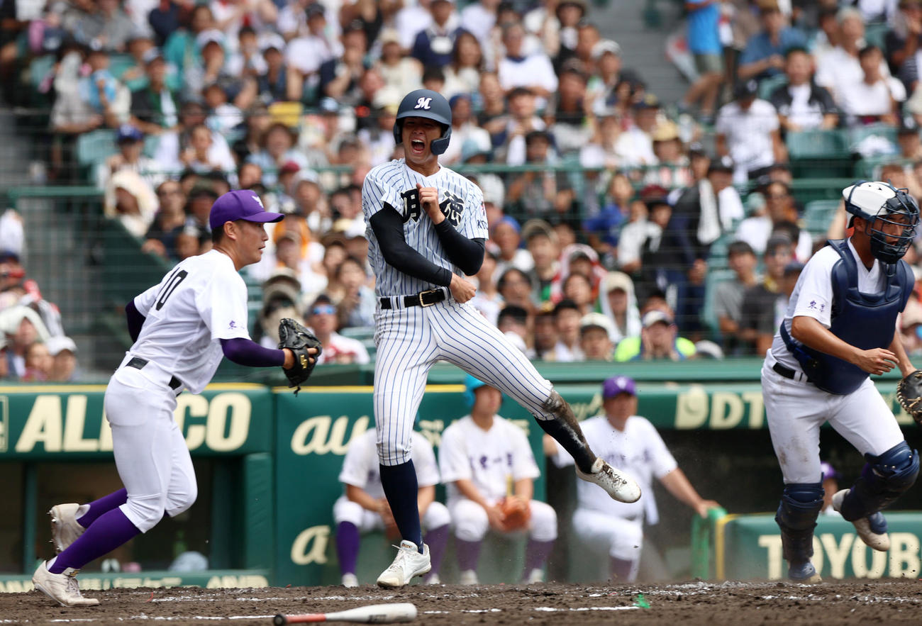 関東第一対明徳義塾　3回裏明徳義塾2死満塁、二走・長谷川（中央）は里山の左前2点適時打で生還し喜ぶ（撮影・上山淳一）