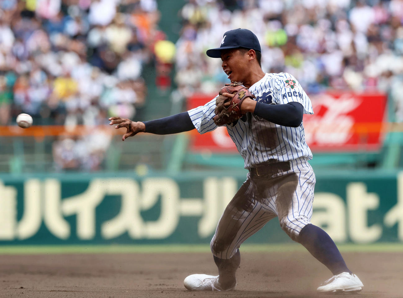 関東第一対明徳義塾　6回表関東第一1死一、二塁、二塁手・平尾は小島の二ゴロで好守備を見せる（撮影・上山淳一）