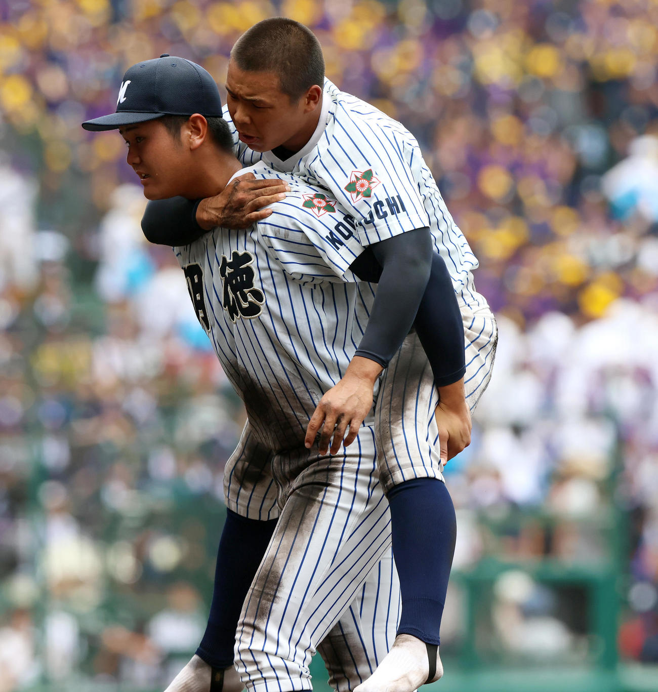関東第一対明徳義塾　6回表関東第一1死一、二塁、小島の二ゴロで好守備を見せた二塁手・平尾（右）は負傷し仲間から担がれる（撮影・上山淳一）