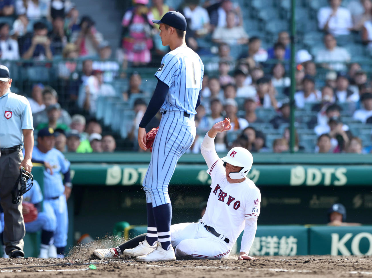 東海大相模対広陵　1回裏広陵1死満塁、パスボールの間に生還する三走・只石。手前は投手・藤田（撮影・上山淳一）