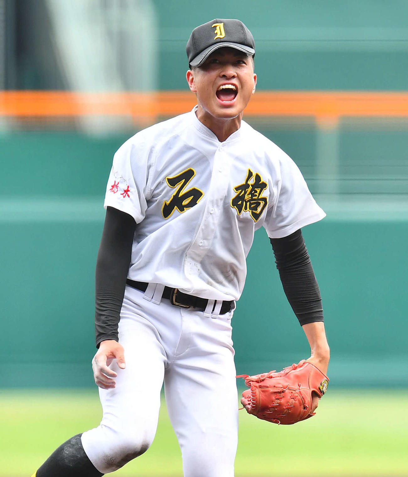 石橋対青森山田　3回裏青森山田1死一塁、原田を空振り三振に抑え、雄たけびをあげる石橋・入江（撮影・岩下翔太）