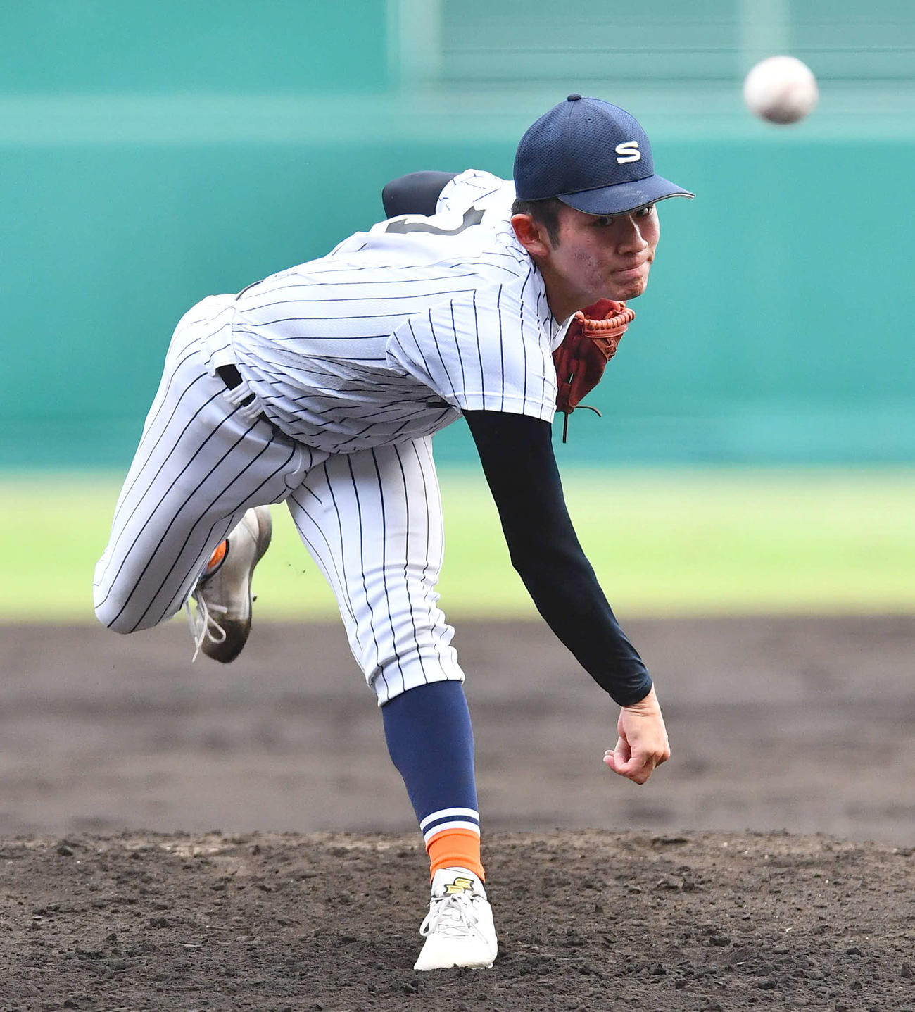 滋賀学園対霞ケ浦　滋賀学園先発の脇本（撮影・岩下翔太）