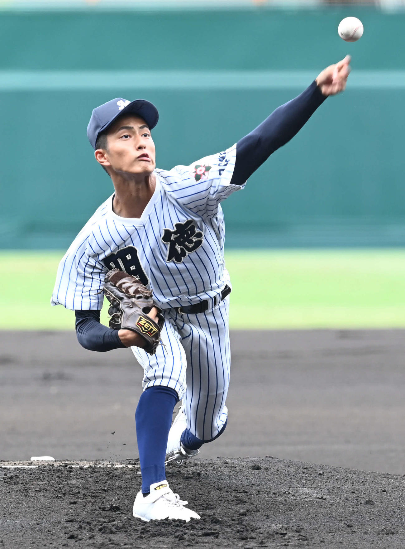 関東第一対明徳義塾　力投する明徳義塾先発の池崎（撮影・山崎安昭）