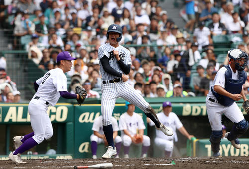 関東第一対明徳義塾 3回裏明徳義塾2死満塁、二走・長谷川(中央)は里山の左前2点適時打で生還し喜ぶ(撮影・上山淳一)
