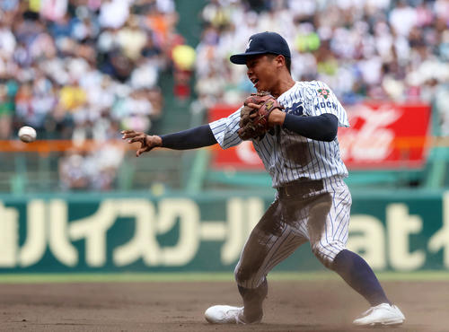 関東第一対明徳義塾 6回表関東第一1死一、二塁、二塁手・平尾は小島の二ゴロで好守備を見せる(撮影・上山淳一)