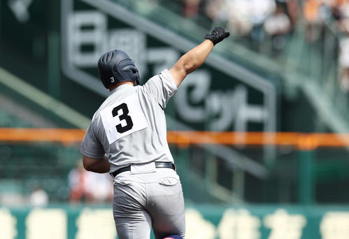 石橋対青森山田 1回裏青森山田2死二塁、右中間へ先制2点本塁打を放ちガッツポーズする原田(撮影・前田充)