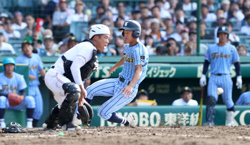 東海大相模対広陵 3回表東海大相模1死満塁、中村の中前打で生還する二走・才田、左は捕手・只石(撮影・上山淳一)