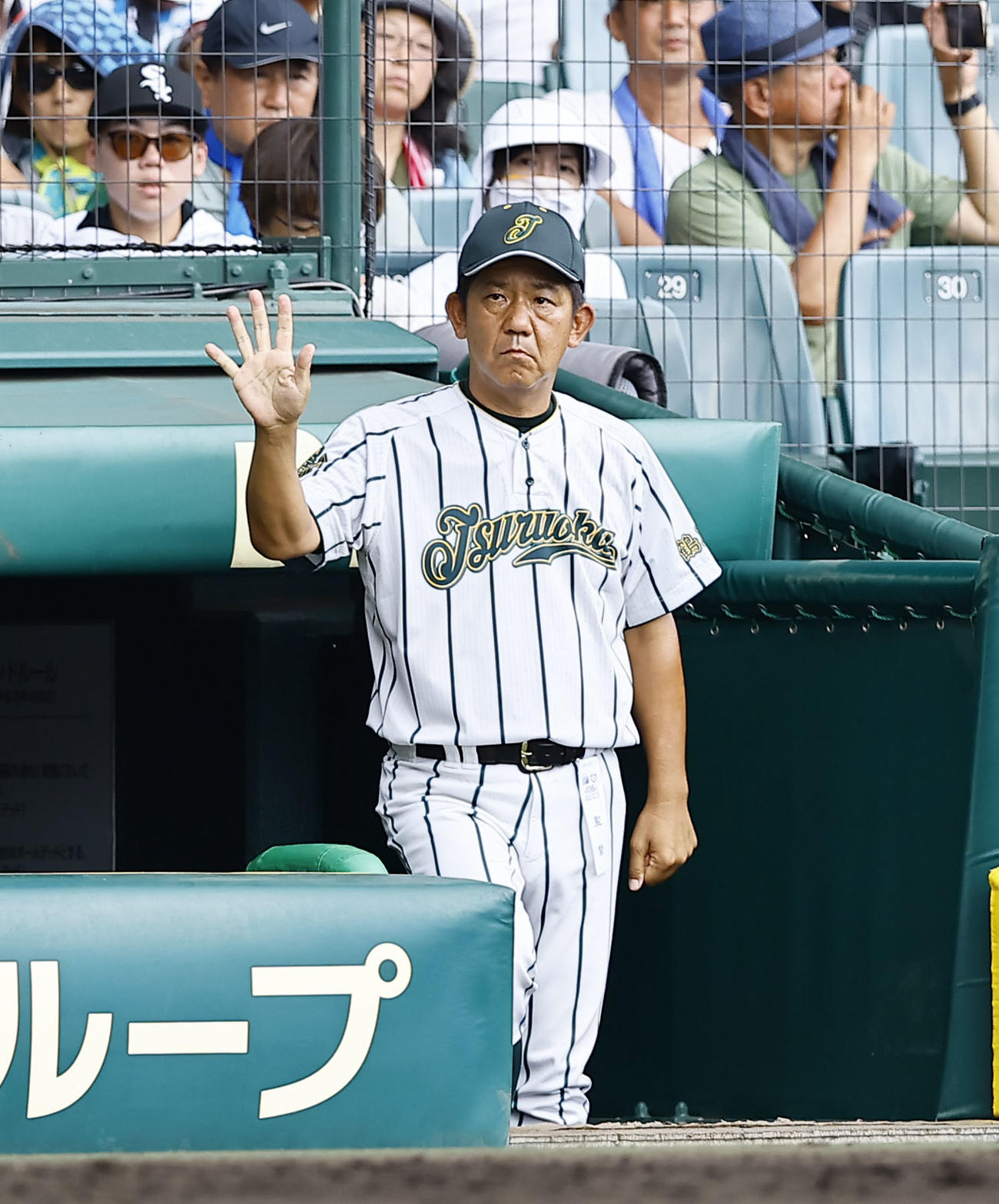 鶴岡東対早実　4回、指示を出す鶴岡東・佐藤監督（撮影・藤尾明華）