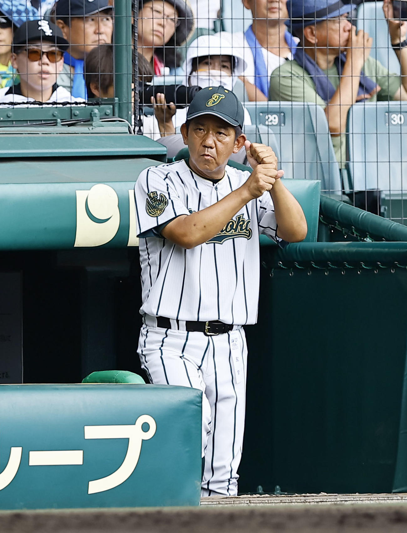 鶴岡東対早実　4回、指示を出す鶴岡東・佐藤監督（撮影・藤尾明華）
