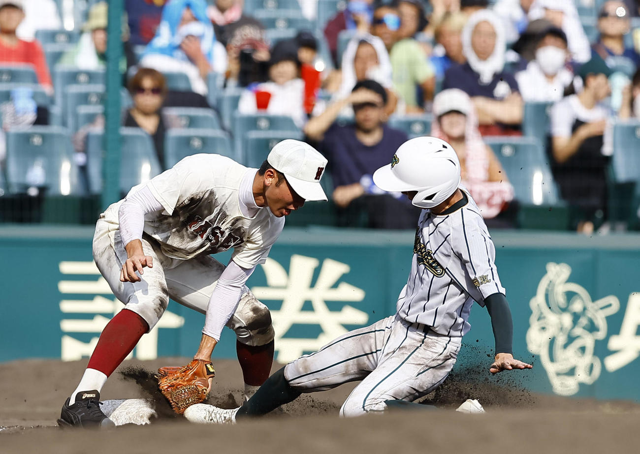 鶴岡東対早実　タイブレークの10回表鶴岡東1死一、二塁、打者田崎のとき二走億田は三盗を失敗する（撮影・藤尾明華）