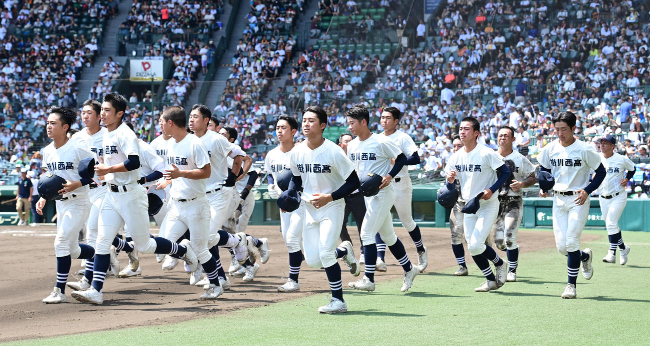 掛川西対岡山学芸館　岡山学芸館に敗れ応援団にあいさつに向かう掛川西の選手ら（撮影・和賀正仁）
