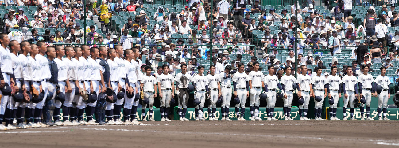 掛川西対岡山学芸館　岡山学芸館に敗れ、悔しげな表情の掛川西ナイン（撮影・鈴木みどり）