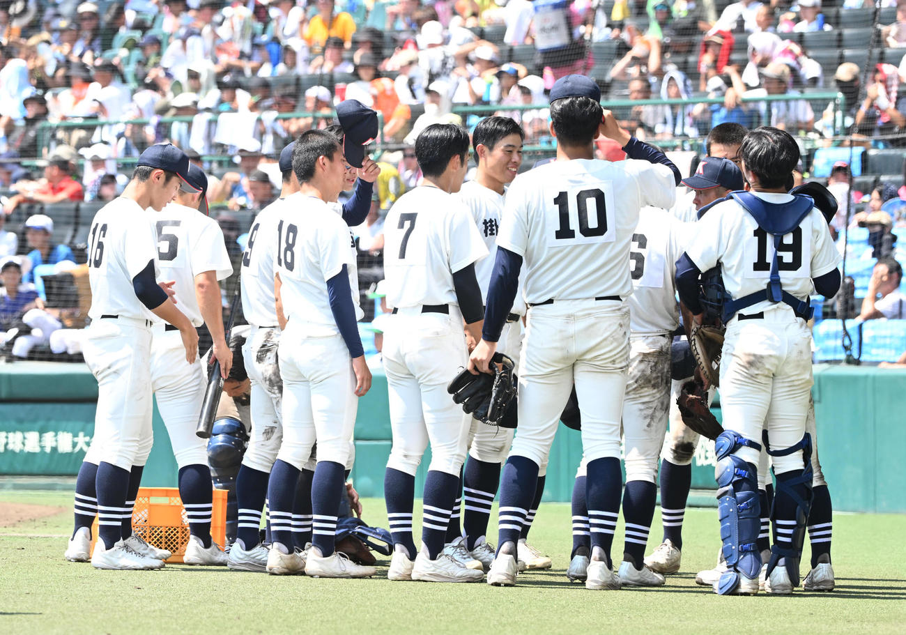 掛川西対岡山学芸館　9回、攻撃前に円陣を組む掛川西の選手ら（撮影・和賀正仁）