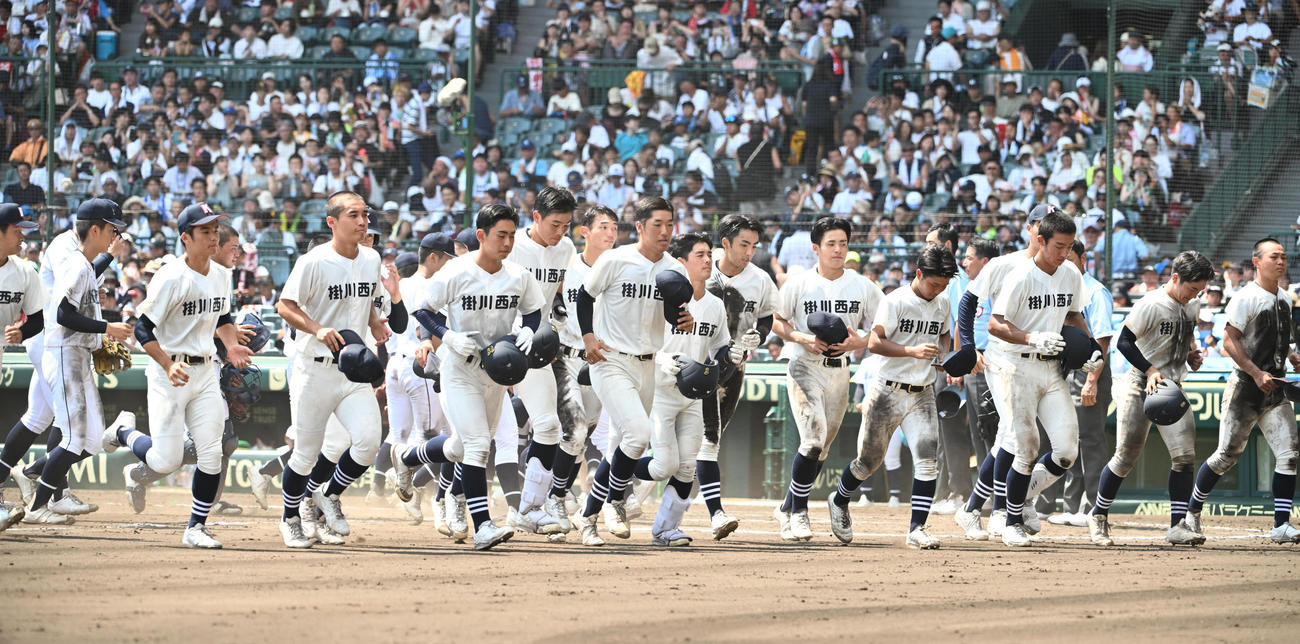 掛川西対岡山学芸館　岡山学芸館に敗れベンチ前に整列に向かう掛川西の選手ら（撮影・和賀正仁）
