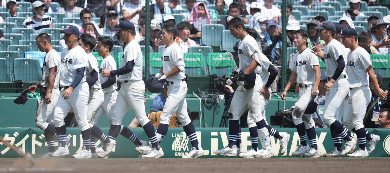 掛川西対岡山学芸館　岡山学芸館に敗れ、引き揚げる掛川西ナイン（撮影・鈴木みどり）