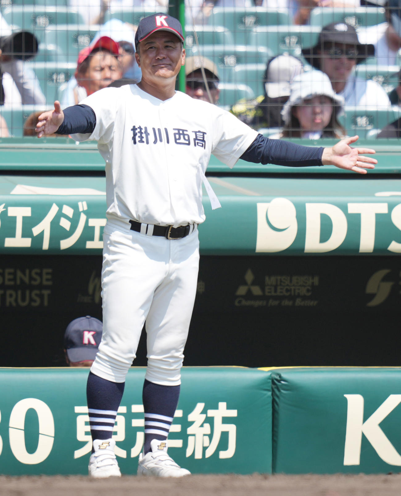掛川西対岡山学芸館　8回裏を終え、ナインに声を買える掛川西・大石監督（撮影・鈴木みどり）