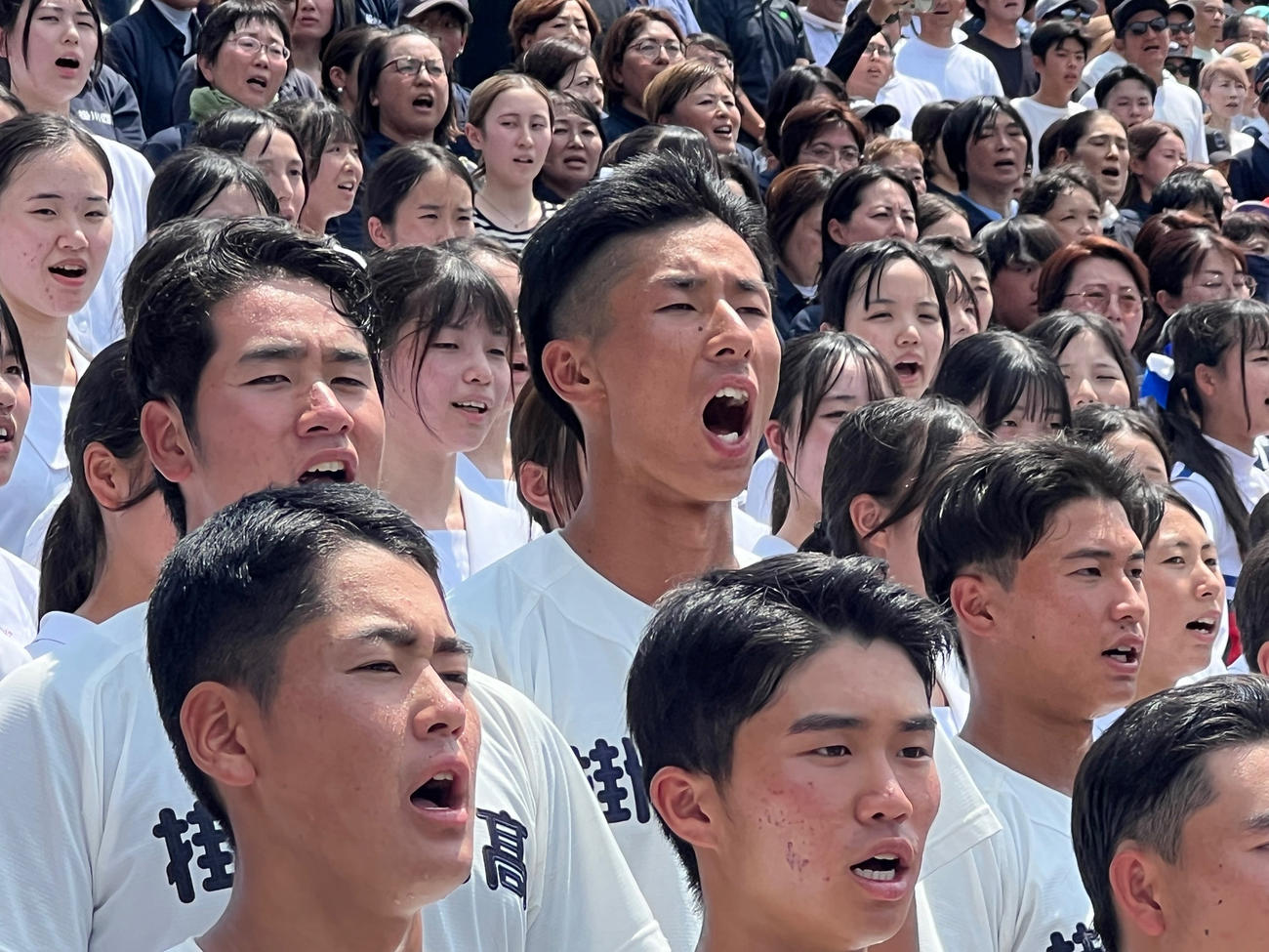 校歌を歌う掛川西・落合（中央）