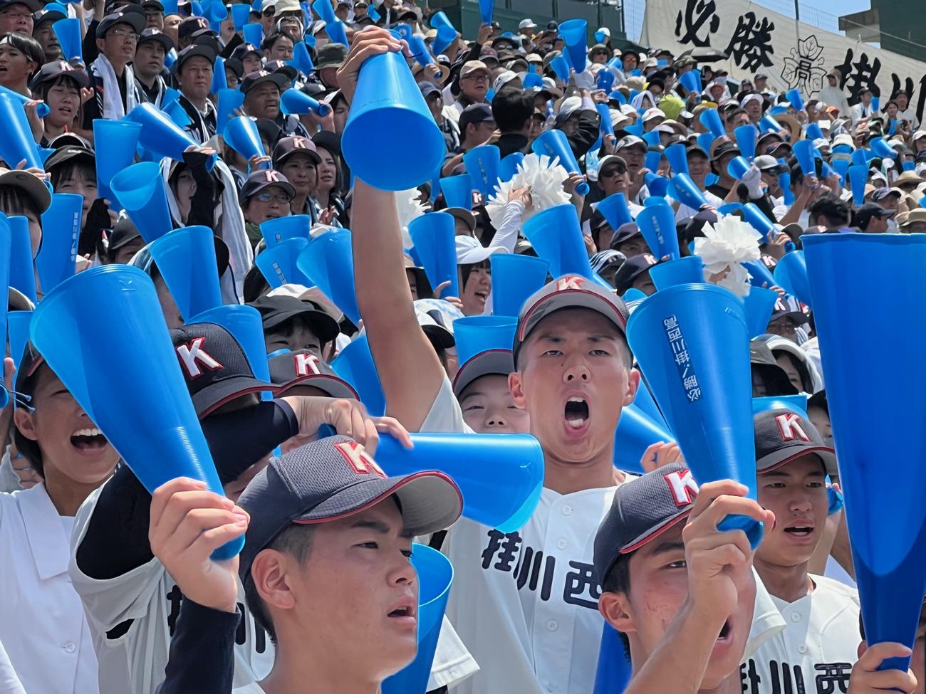 メガホンを手に声を張る掛川西・落合（写真中央）