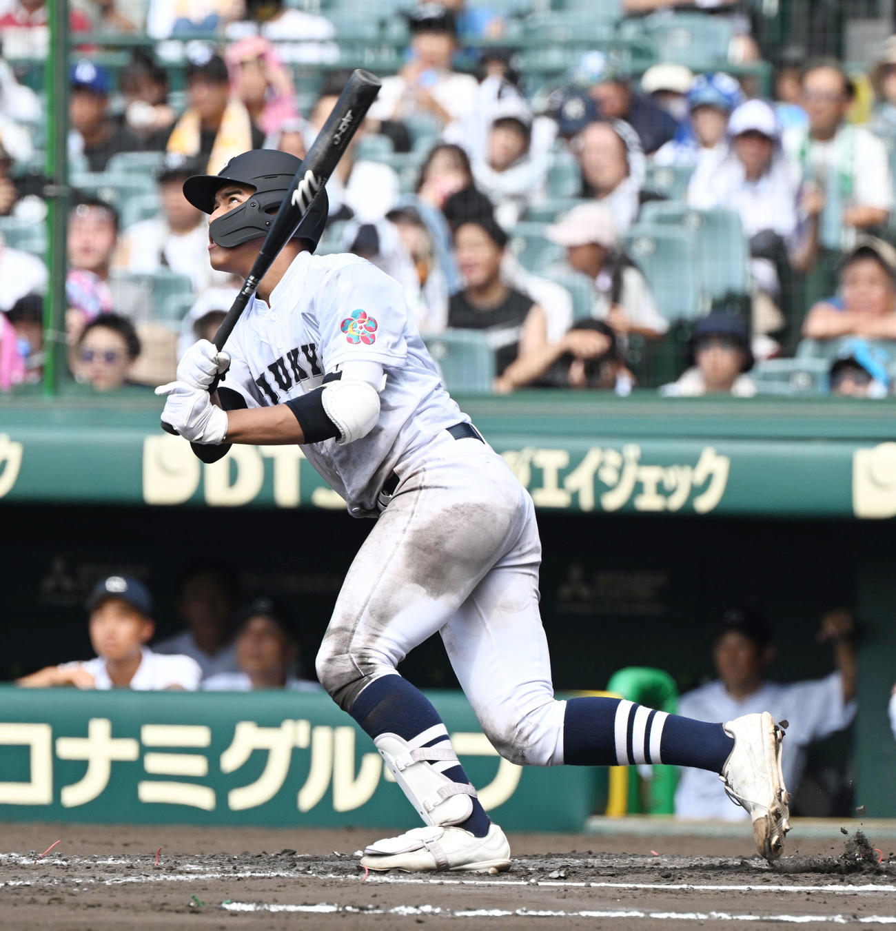 神村学園対中京大中京　6回裏中京大中京2死、左へ二塁打を放つ仲（撮影・和賀正仁）