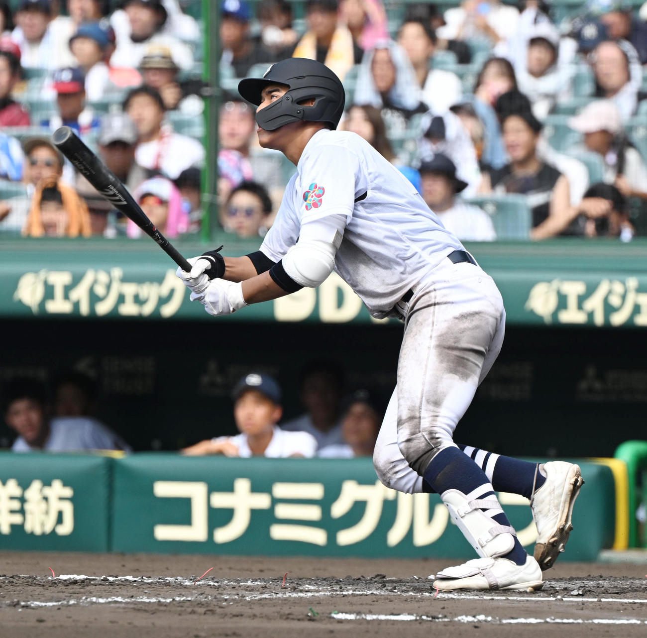 神村学園対中京大中京　6回裏中京大中京2死、左へ二塁打を放つ仲（撮影・和賀正仁）