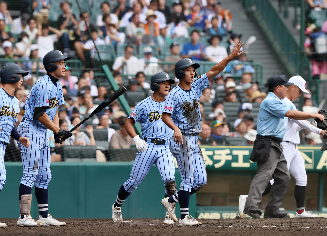東海大相模対広陵　5回表東海大相模1死二、三塁、中村の中前2点適時打を放つ（撮影・上山淳一）
