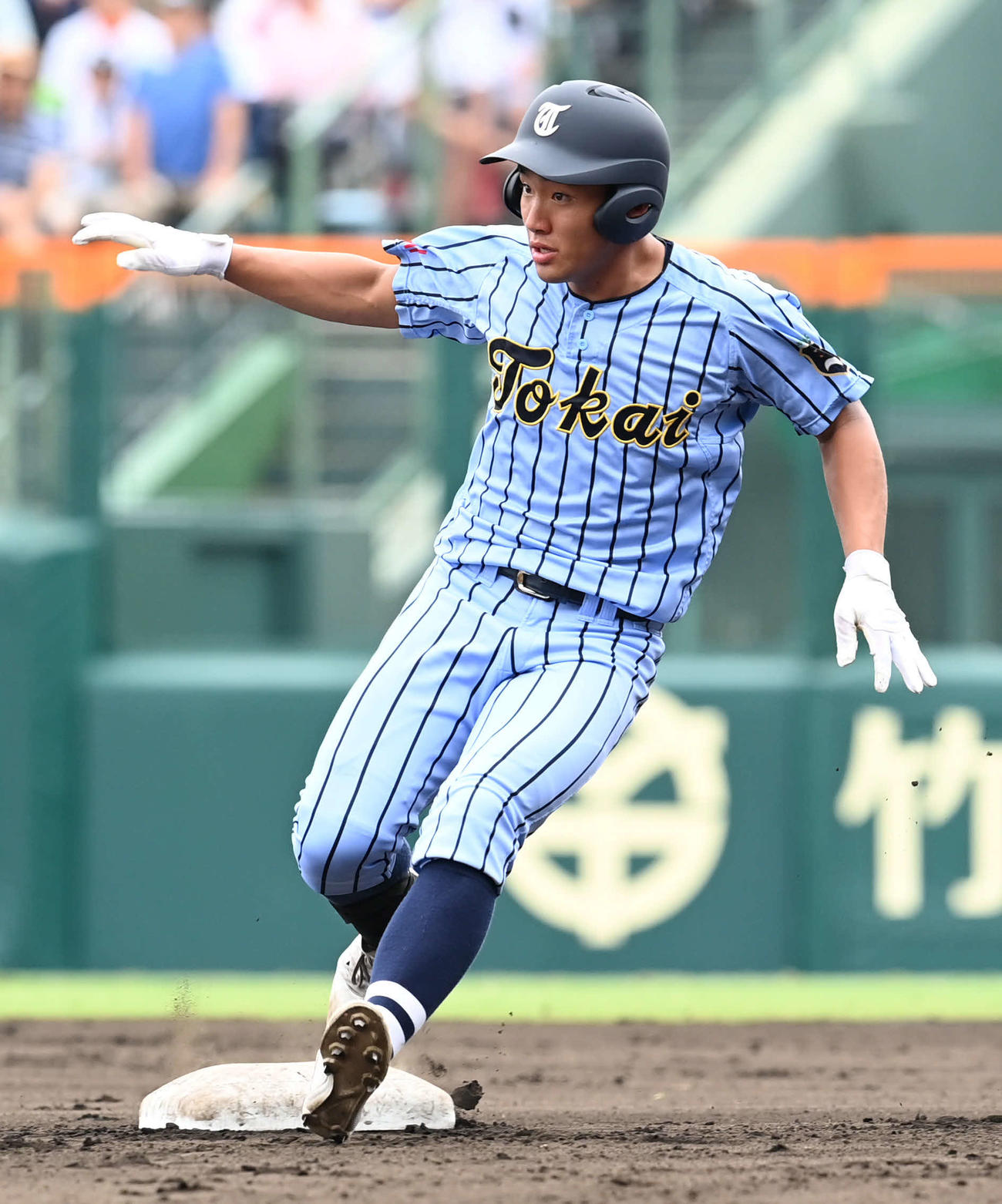 東海大相模対広陵　6回表東海大相模1死二塁、適時二塁打を放った和田は送球を見ながらストップ（撮影・山崎安昭）