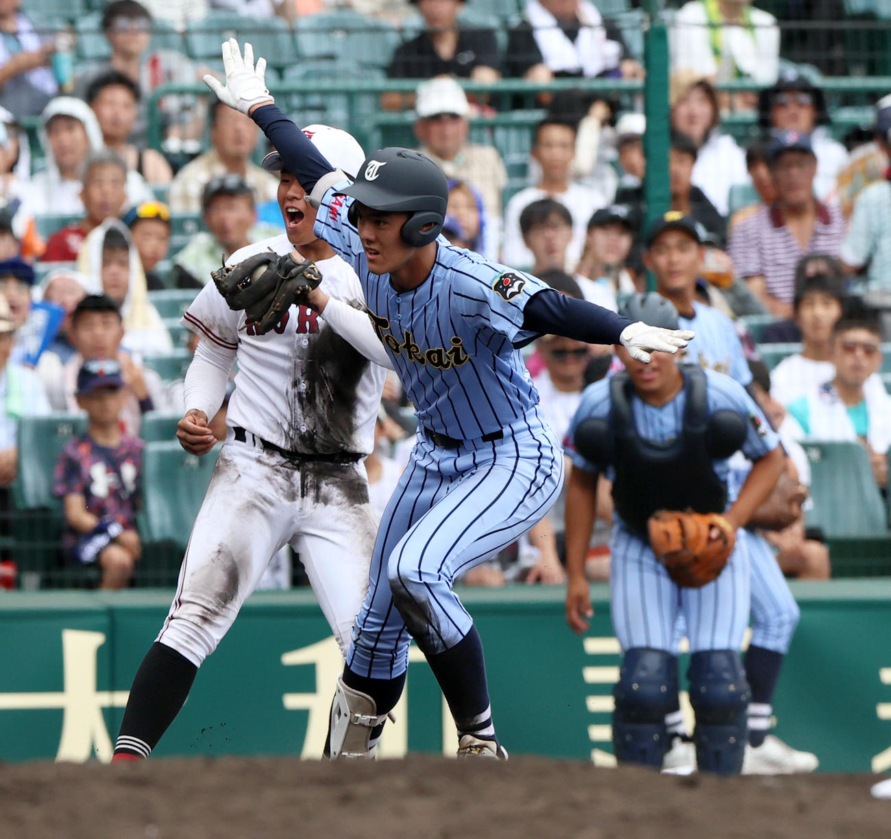 東海大相模対広陵　6回表東海大相模1死二塁、藤田（手前）は中適時二塁打を放ち三塁を狙うがタッチアウト。左は三塁手・土居（撮影・上山淳一）