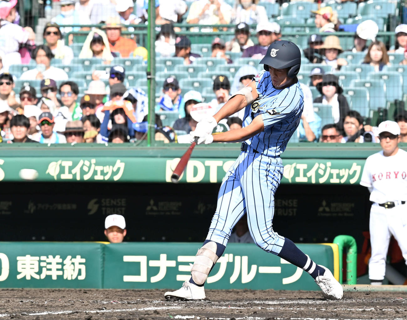 東海大相模対広陵　3回表東海大相模1死満塁、中村は中前に2点適時打を放つ（撮影・山崎安昭）