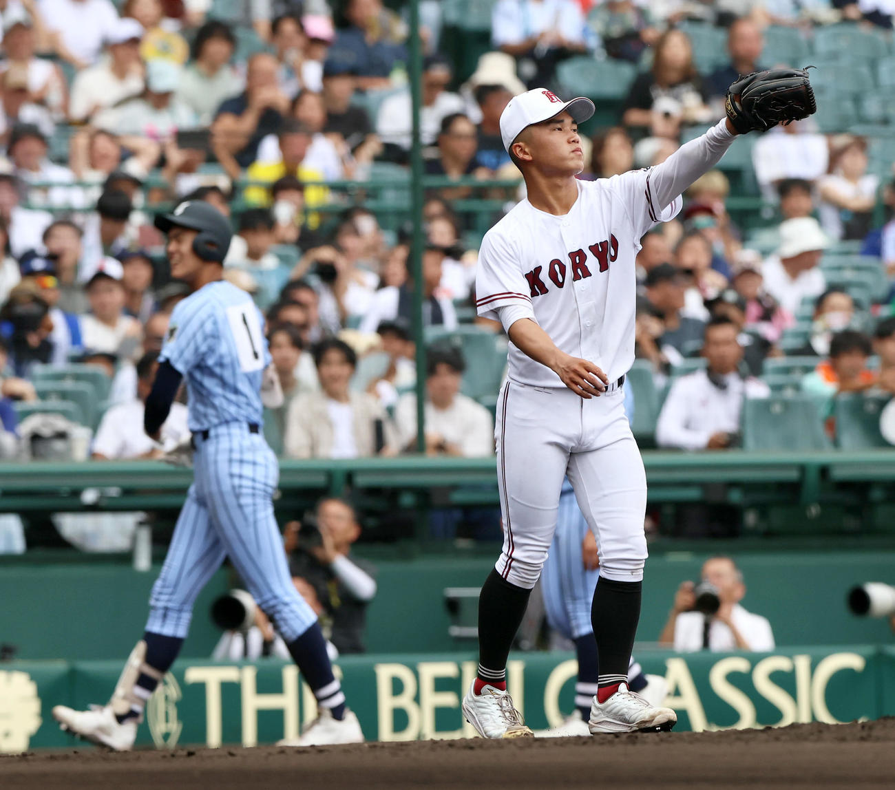 東海大相模対広陵　6回表東海大相模1死二塁、高尾（手前）は藤田（左）に中適時二塁打を浴びる（撮影・上山淳一）