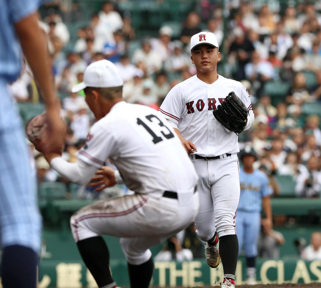 東海大相模対広陵　6回表東海大相模2死一塁、高尾（右）は柴田を一ゴロに仕留める。手前は一塁手・松村（撮影・上山淳一）
