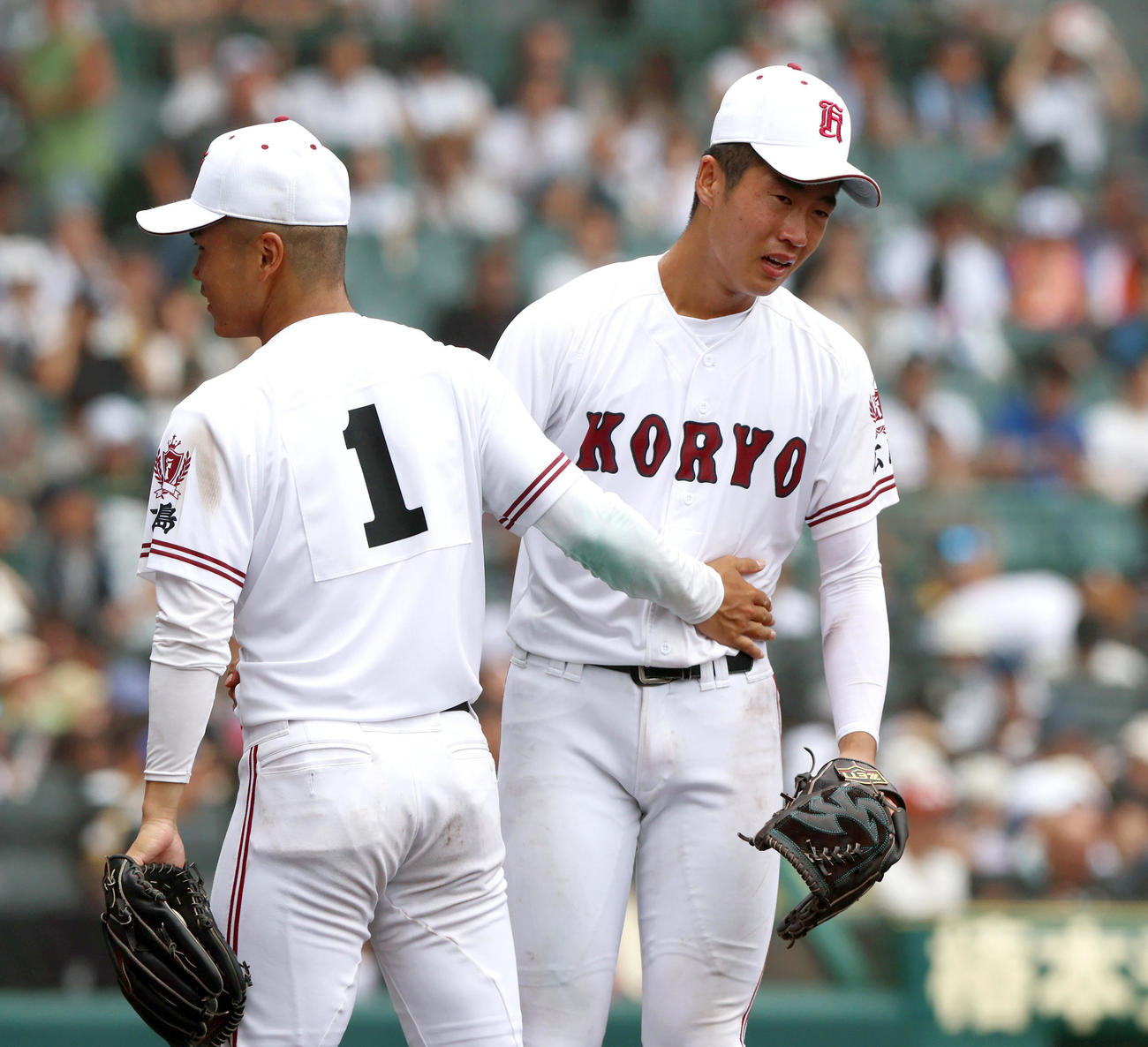 東海大相模対広陵　クールダウンのキャッチボールを終えた広陵・高尾（手前）は堀田に声を掛ける（撮影・上山淳一）