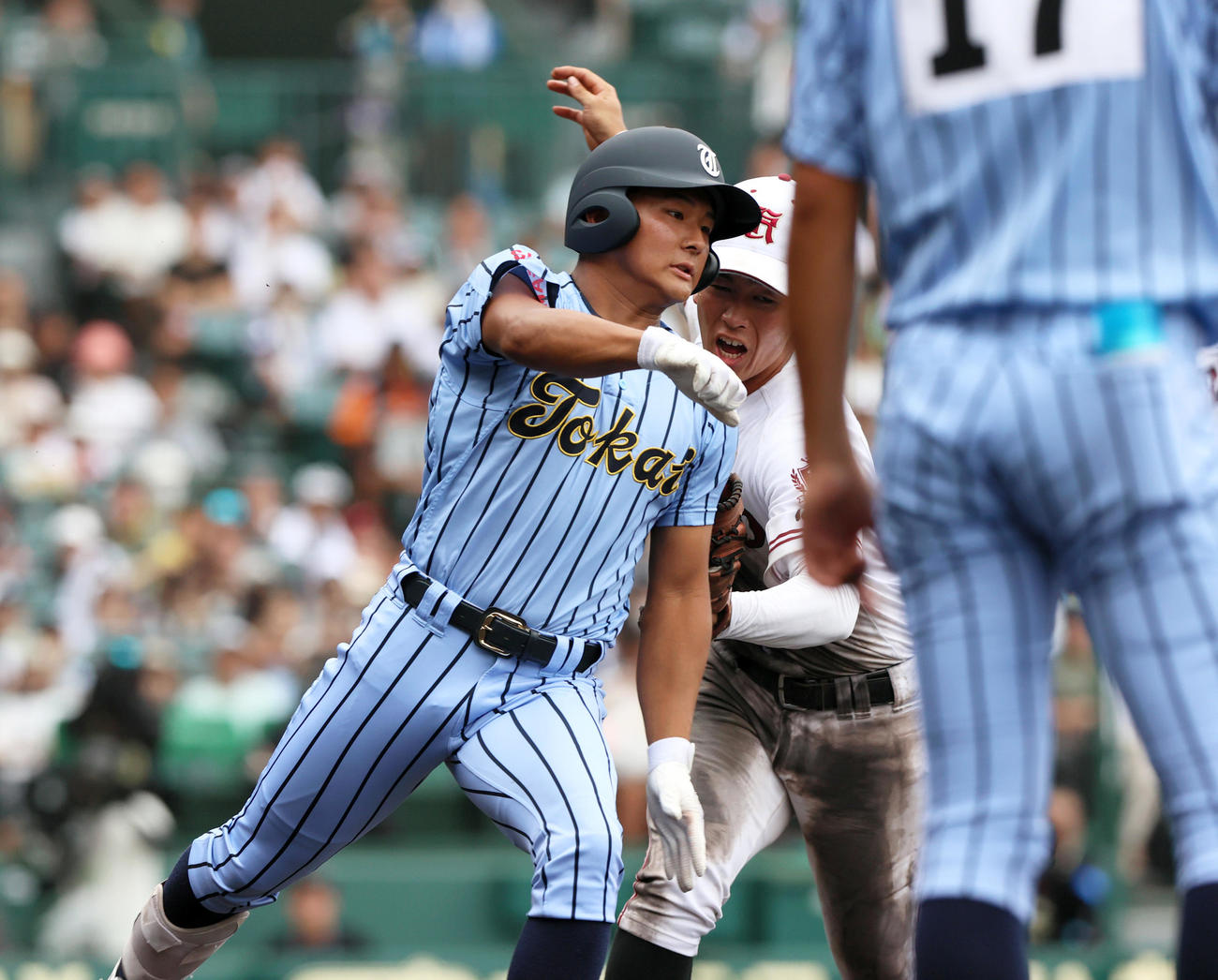 東海大相模対広陵　6回表東海大相模2死一塁、柴田（手前）を一ゴロに仕留める一塁手・松村（撮影・上山淳一）