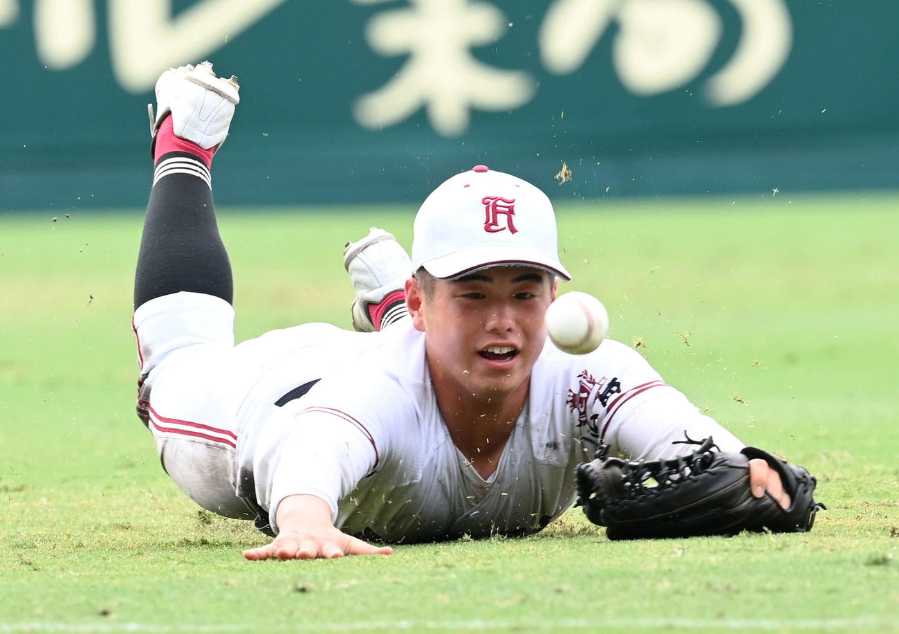 東海大相模対広陵　5回表東海大相模1死一塁、柴田の左前二塁打にダイビングキャッチを試みた枡岡。惜しくも捕球できず（撮影・山崎安昭）