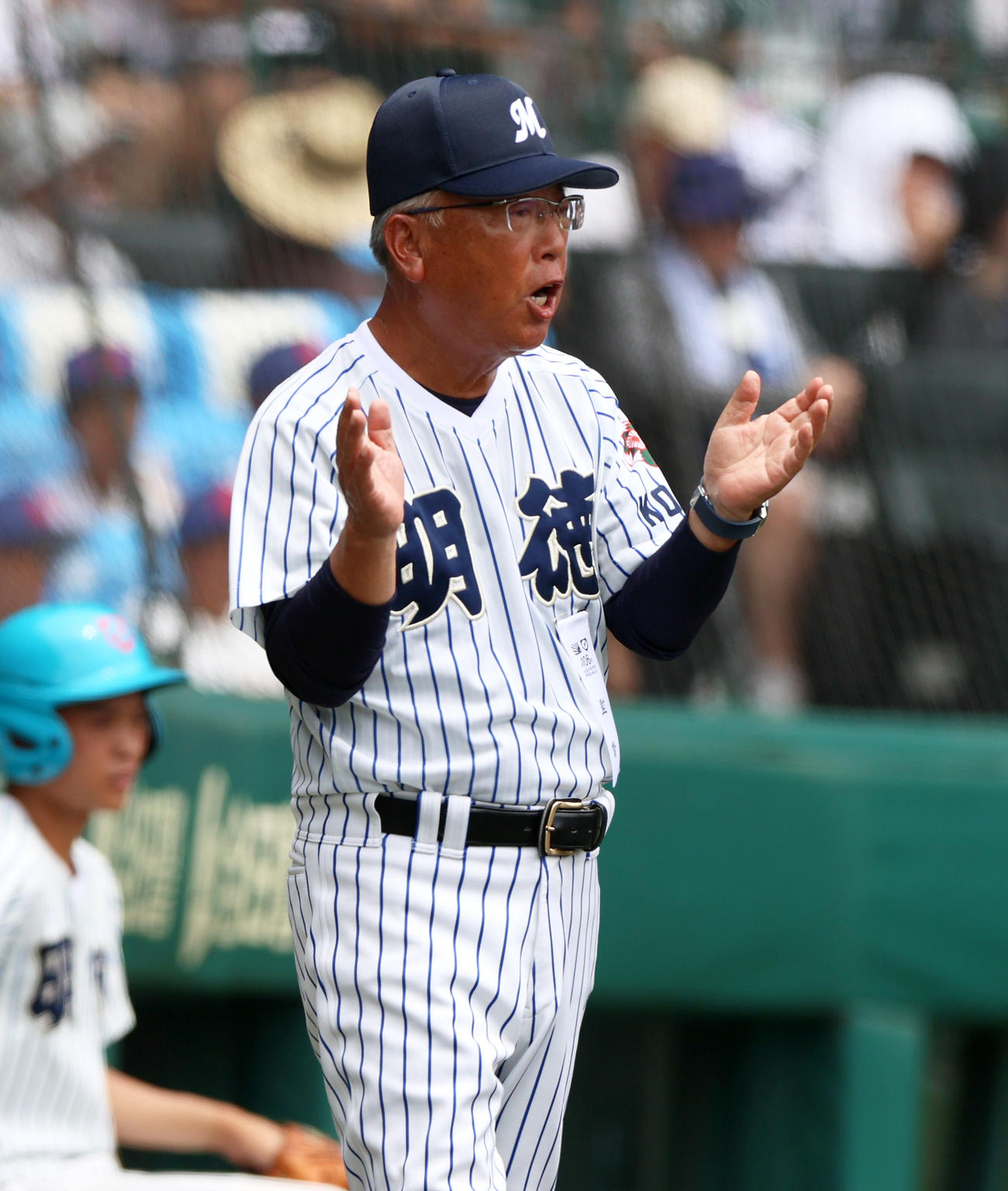 関東第一対明徳義塾　3回表を無失点に終えたナインを出迎える明徳義塾・馬淵監督（撮影・上山淳一）