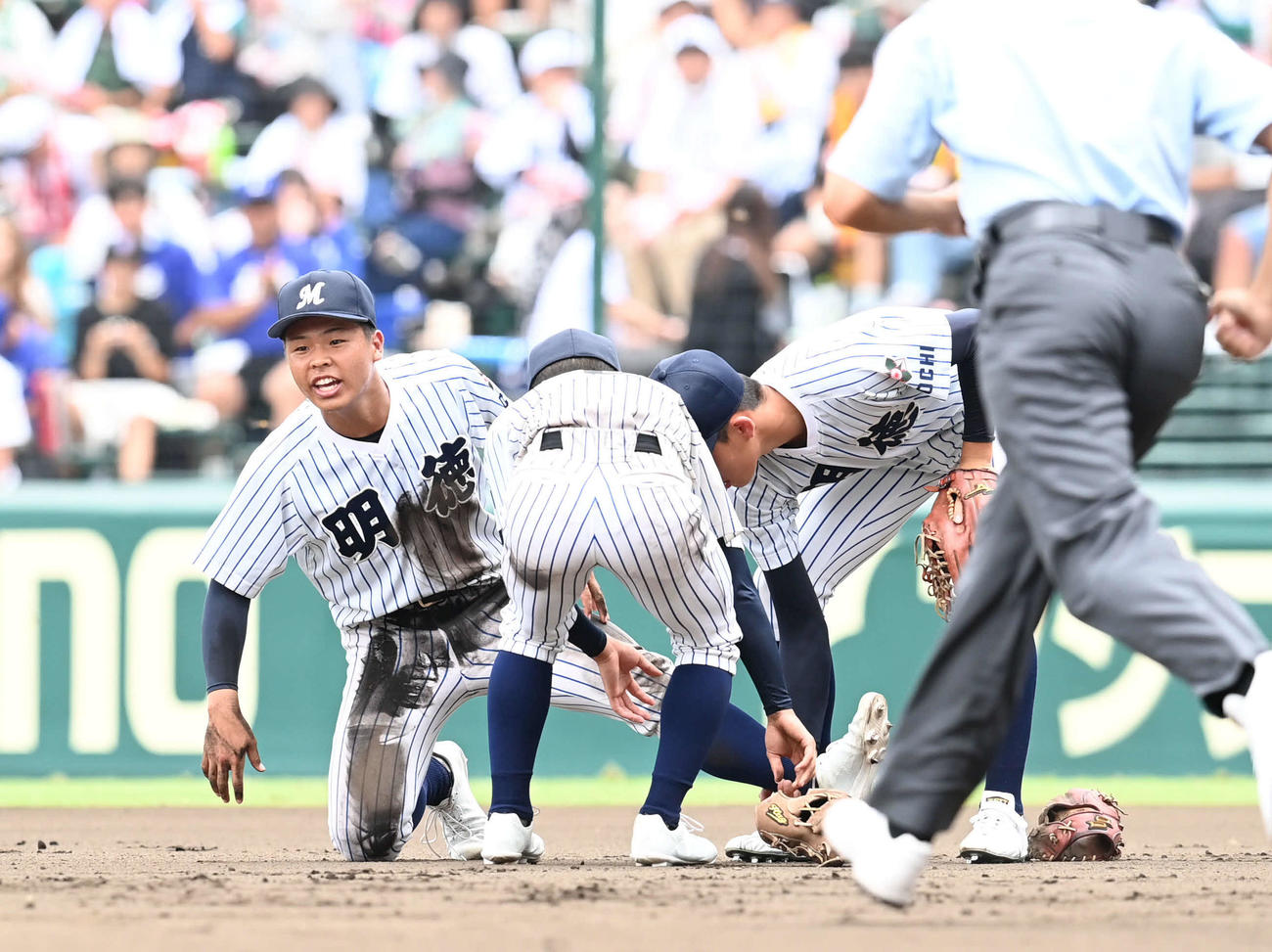 関東第一対明徳義塾　6回表関東第一1死一、二塁、平尾（左）は小島の二ゴロをダイビングキャッチした後に足をつる（撮影・山崎安昭）