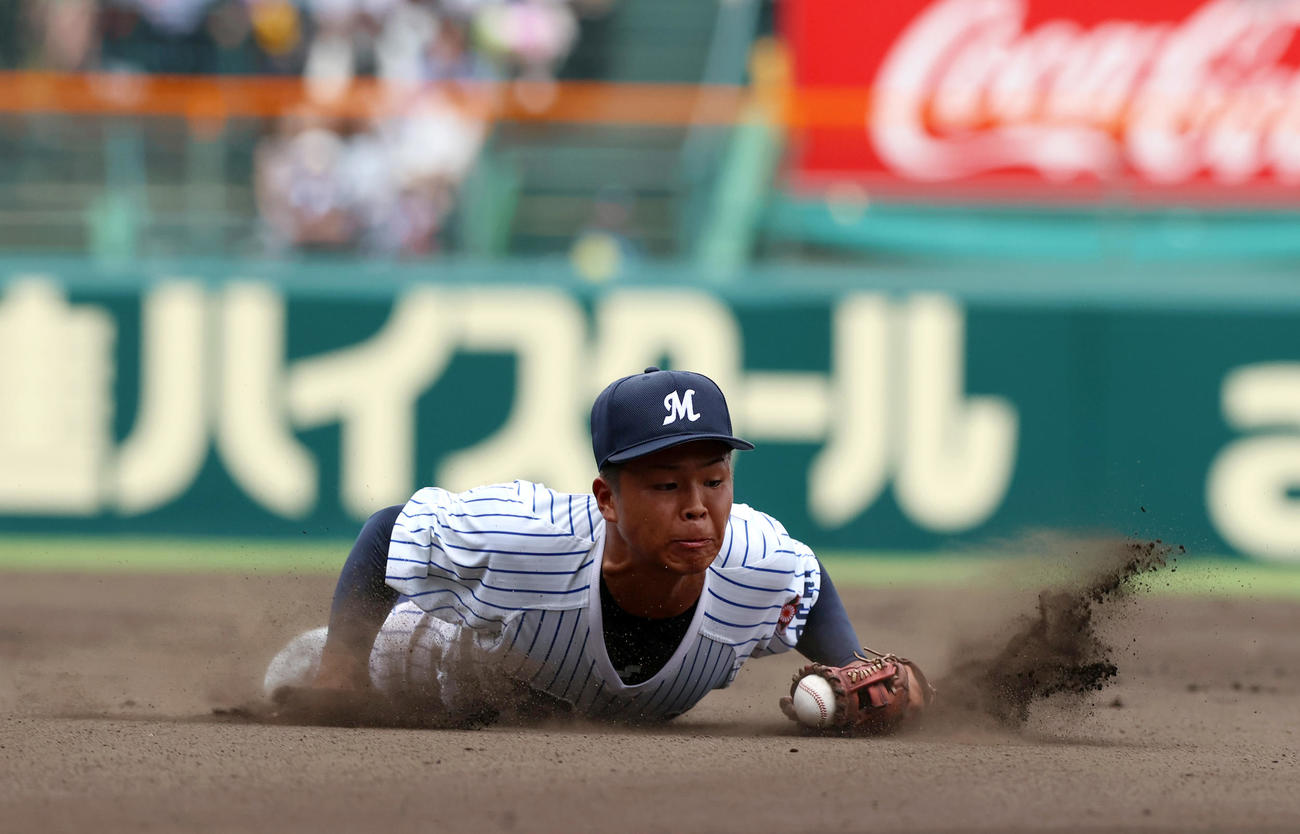 関東第一対明徳義塾　6回表関東第一1死一、二塁、二塁手・平尾は小島の二ゴロに飛びつく（撮影・上山淳一）