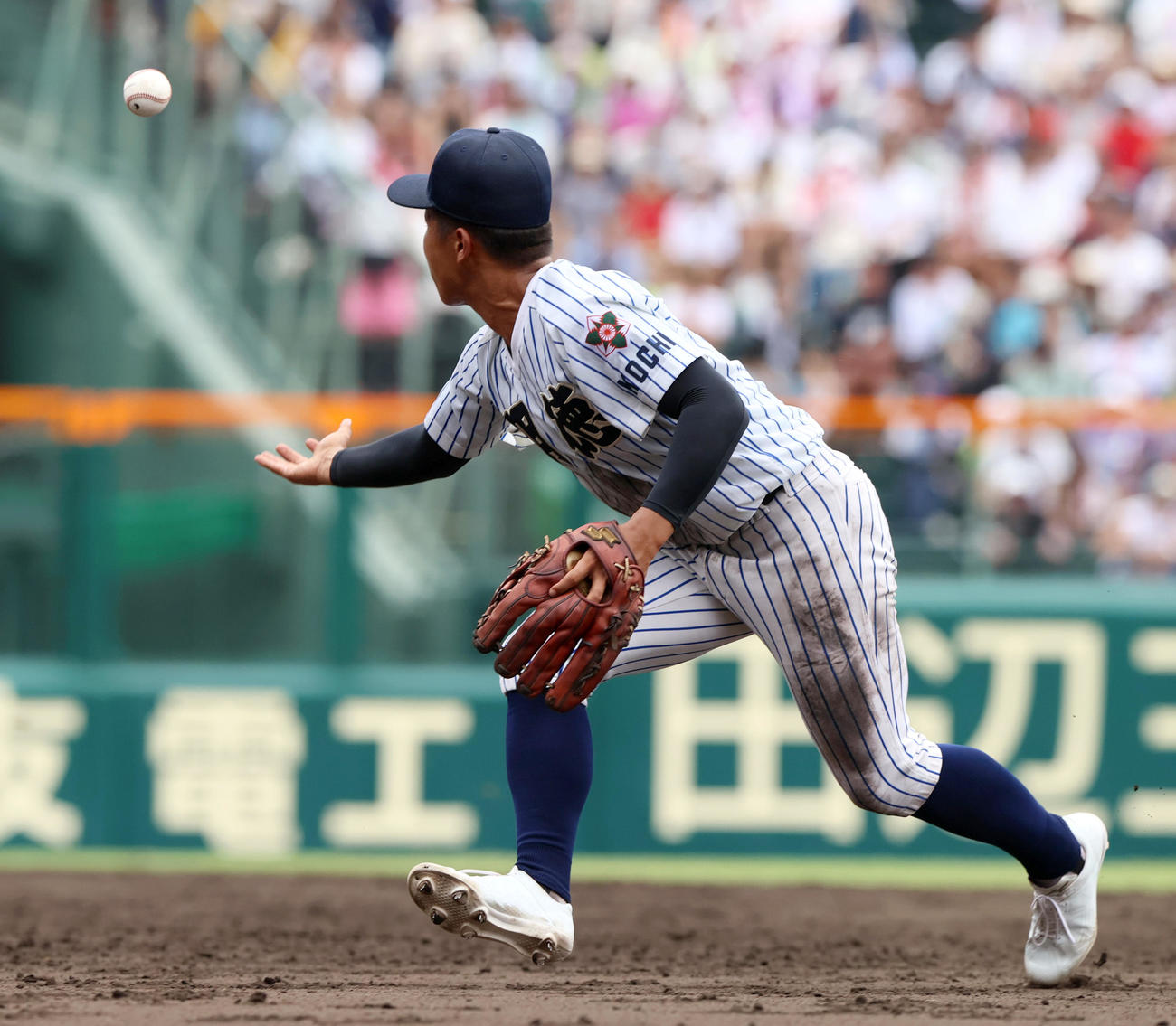 関東第一対明徳義塾　5回表関東第一2死三塁、二塁手・平尾は飛田のゴロをファンブルする（撮影・上山淳一）