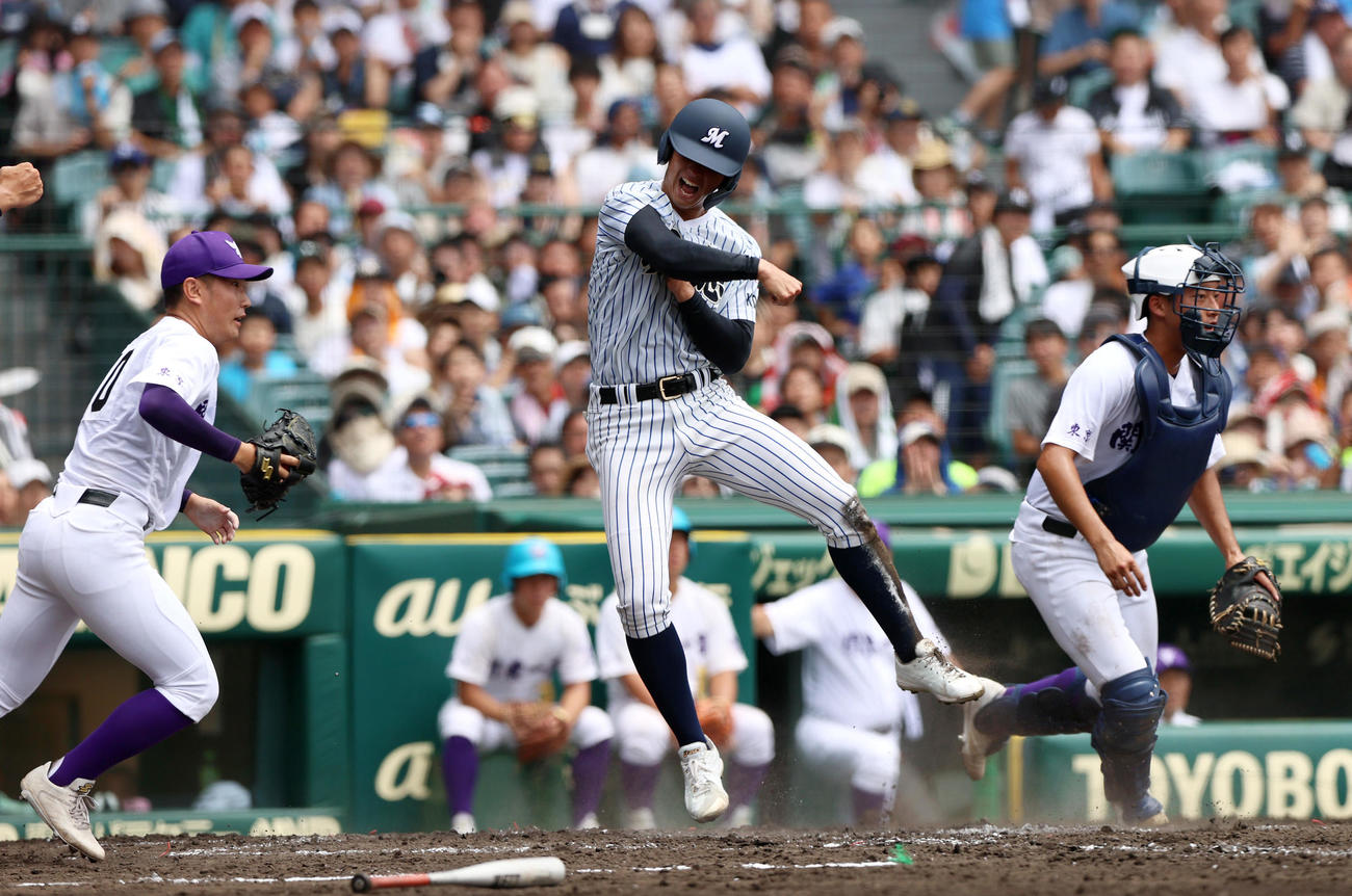 関東第一対明徳義塾　3回裏明徳義塾2死満塁、二走・長谷川（中央）は里山の左前2点適時打で生還し喜ぶ（撮影・上山淳一）