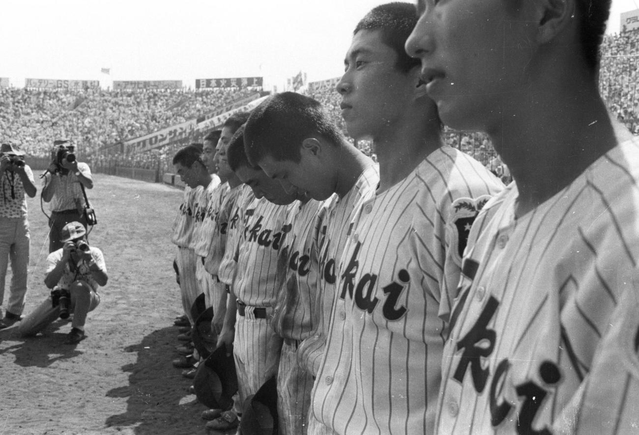 第57回全国高校野球選手権大会準々決勝　上尾対東海大相模　敗戦し涙する東海大相模・原辰徳（右から3人目）（1975年8月20日撮影）