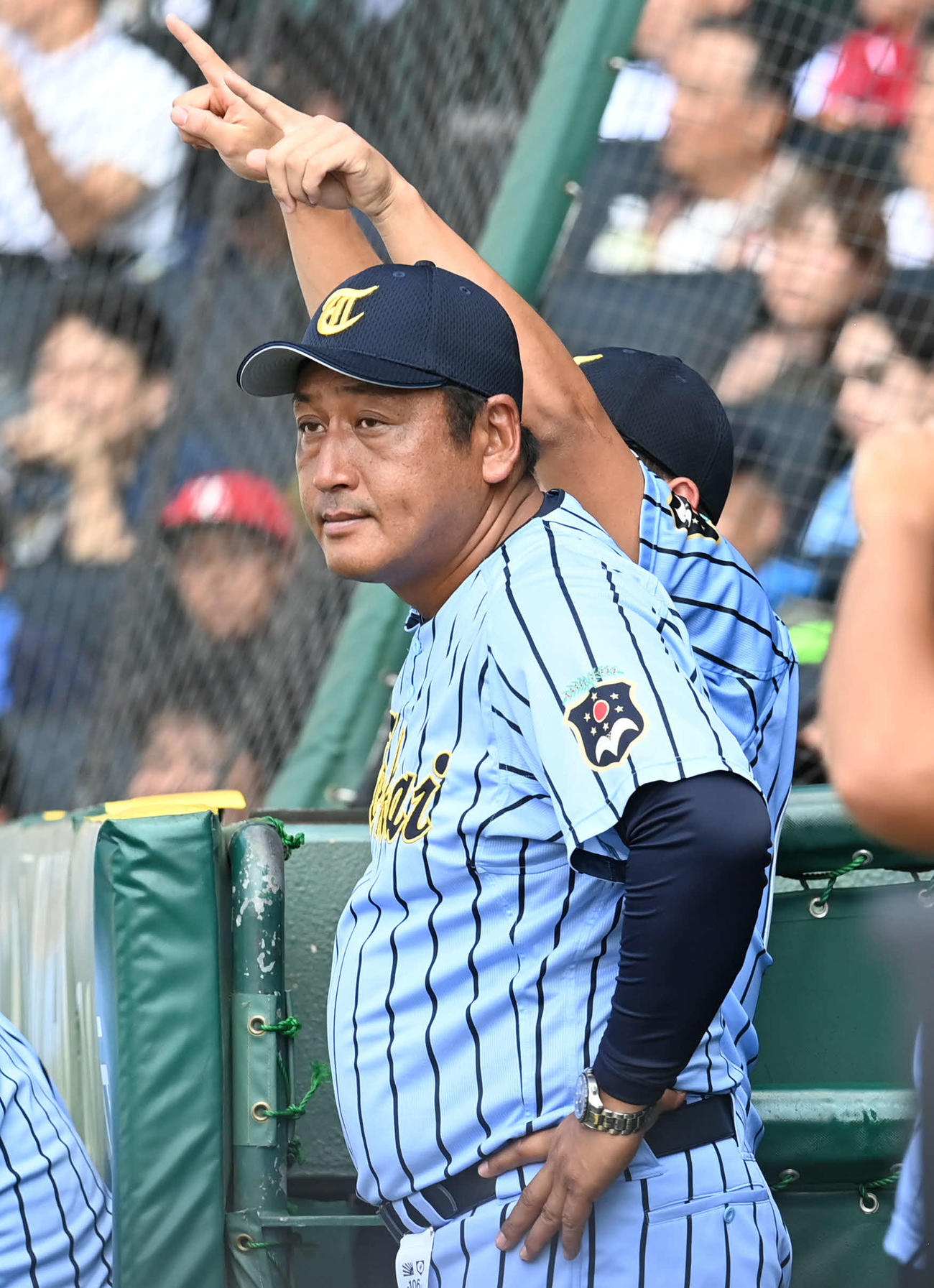 東海大相模対広陵　3回表東海大相模1死満塁、中村の2点適時打で表情を引き締める原監督（撮影・山崎安昭）