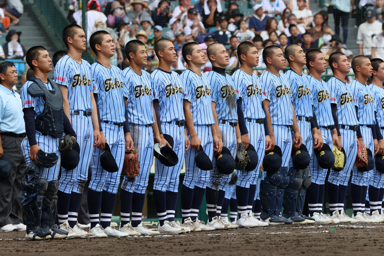 東海大相模対広陵　広陵に勝利し、校歌を斉唱する東海大相模ナイン（撮影・上山淳一）