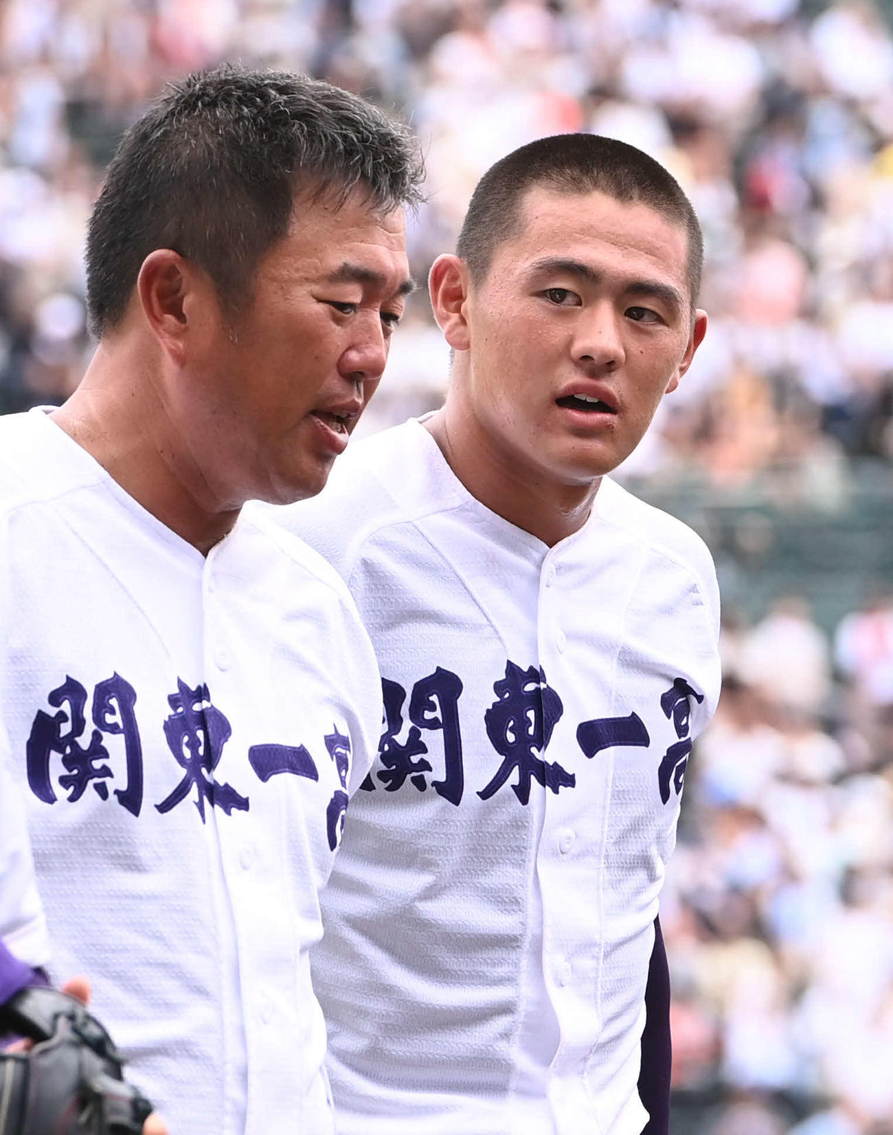 関東第一対明徳義塾　勝利して応援団にあいさつした関東第一・坂井（右）は米沢監督と言葉を交わす（撮影・山崎安昭）