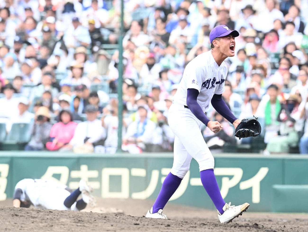 関東第一対明徳義塾　9回裏明徳義塾2死、代打山本を遊ゴロに仕留めた坂井は雄たけびを上げる（撮影・山崎安昭）