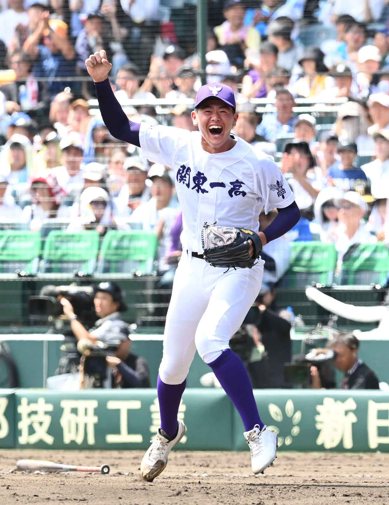 関東第一対明徳義塾　7回裏明徳義塾の攻撃を封じてガッツポーズの坂井（撮影・山崎安昭）
