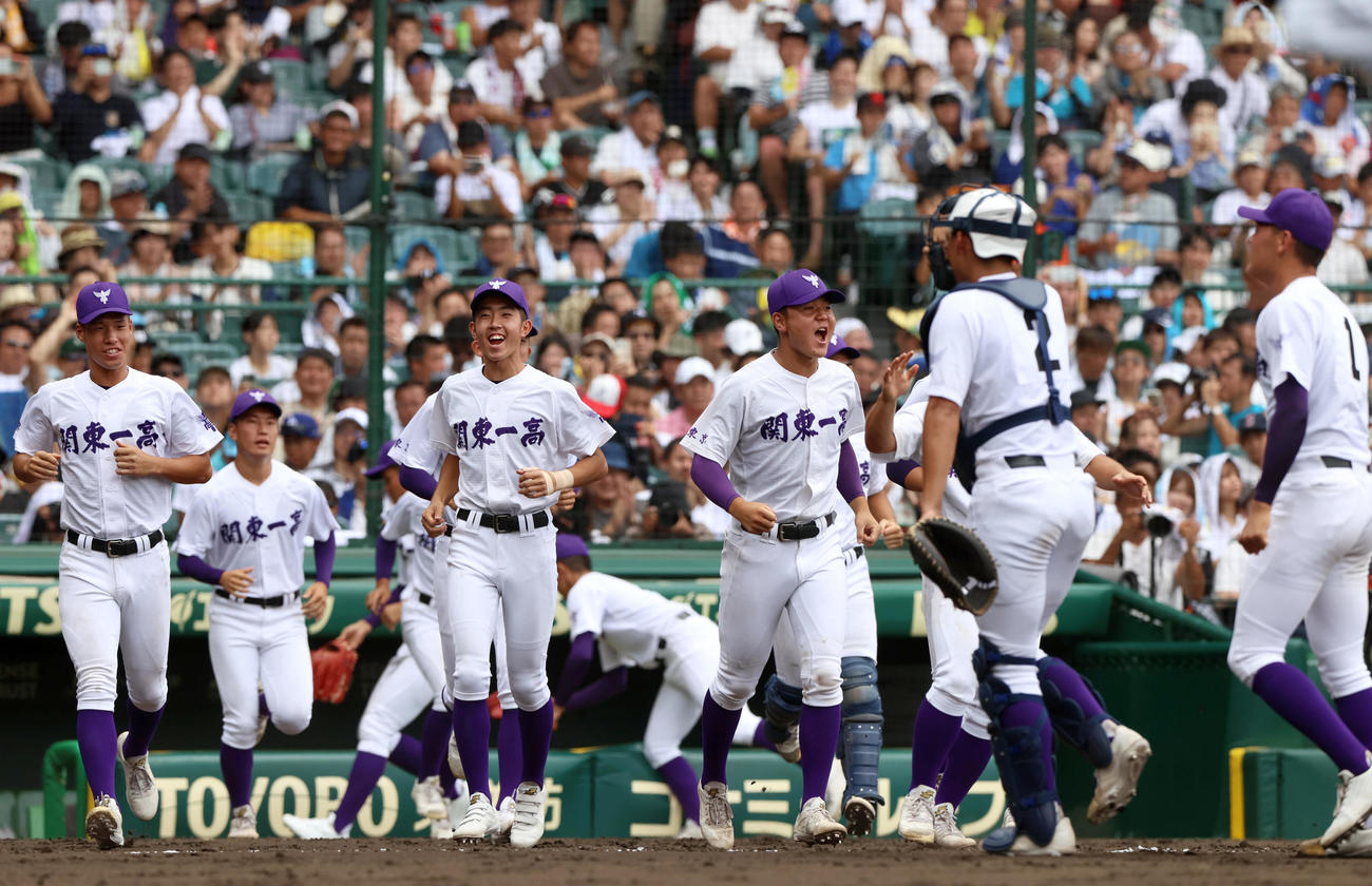 関東第一対明徳義塾　明徳義塾に勝利し喜ぶ関東第一の選手ら（撮影・上山淳一）
