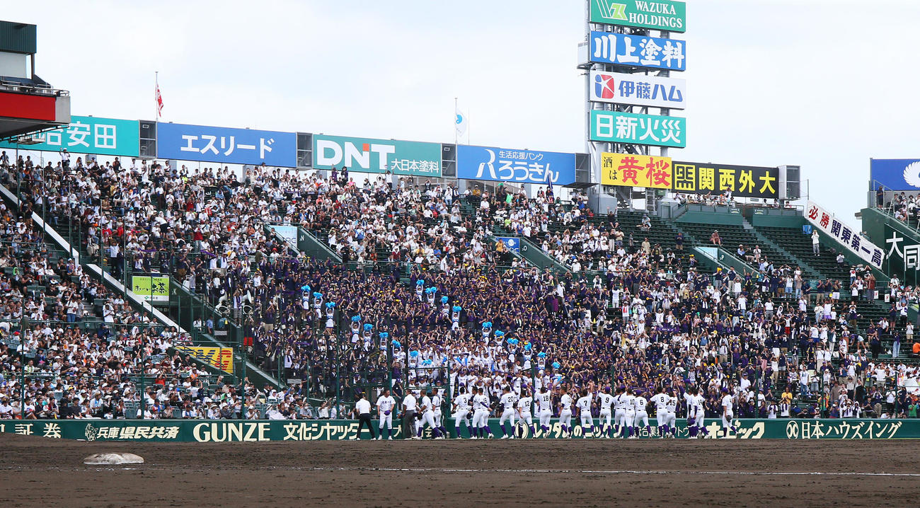 関東第一対明徳義塾　アルプスの応援団に感謝のあいさつをする関東第一の選手たち（撮影・上山淳一）