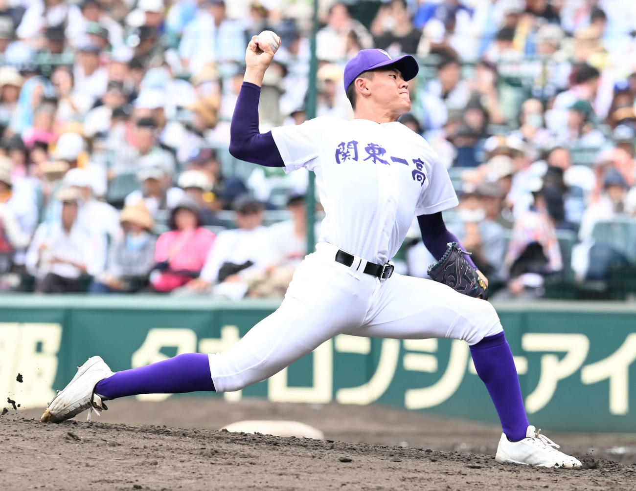関東第一対明徳義塾　関東第一3番手で登板する坂井（撮影・山崎安昭）