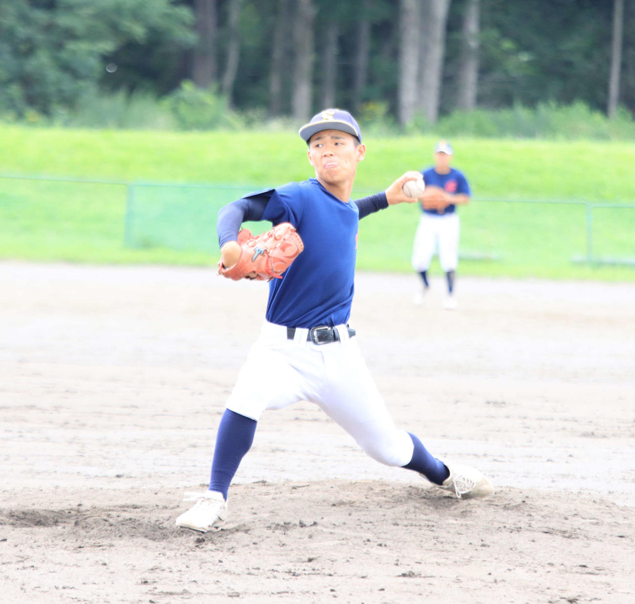 投球する白樺学園・神谷（撮影・保坂果那）